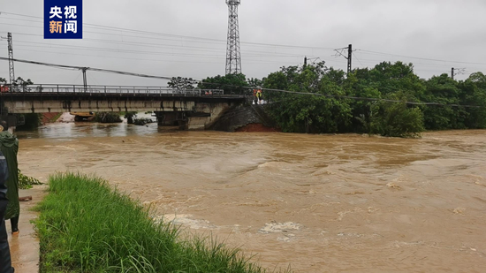 江西丰城一河堤溃口 4个村庄被淹 200余人受灾